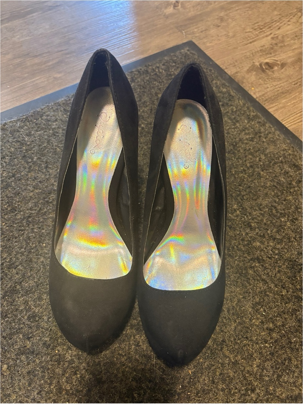 Women's Black Suede Classic Round-Toe Pumps